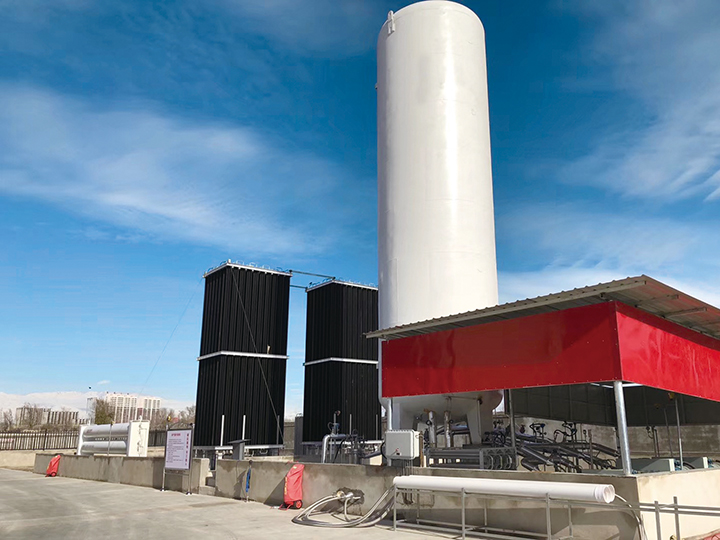 2X2500方黑色高壓氣化器現(xiàn)場(chǎng)